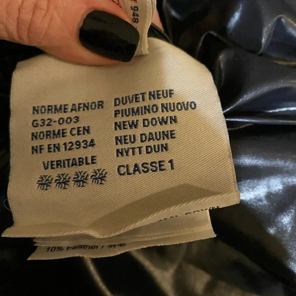 Moncler black jacket. 2 front pockets. Littler pocket on one sleeve with logo. - Picture 10 of 10